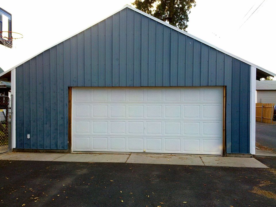 Detached Garage / Shop