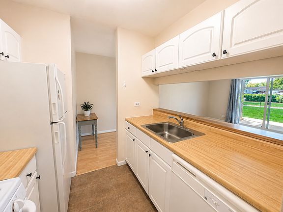 5th image of 1 Oak Creek Dr APT 1302