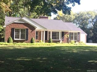 121 Woodview Dr, Orchard Park, NY 14127