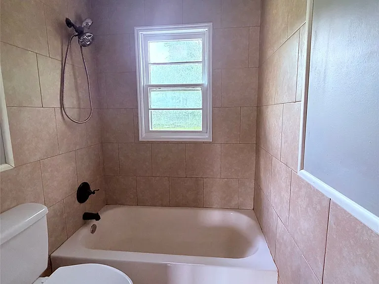 165 W College St — Photo 11