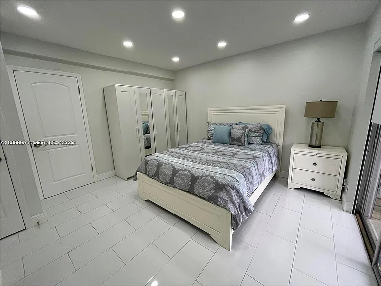 1407 NE 56th St #103 — Photo 12