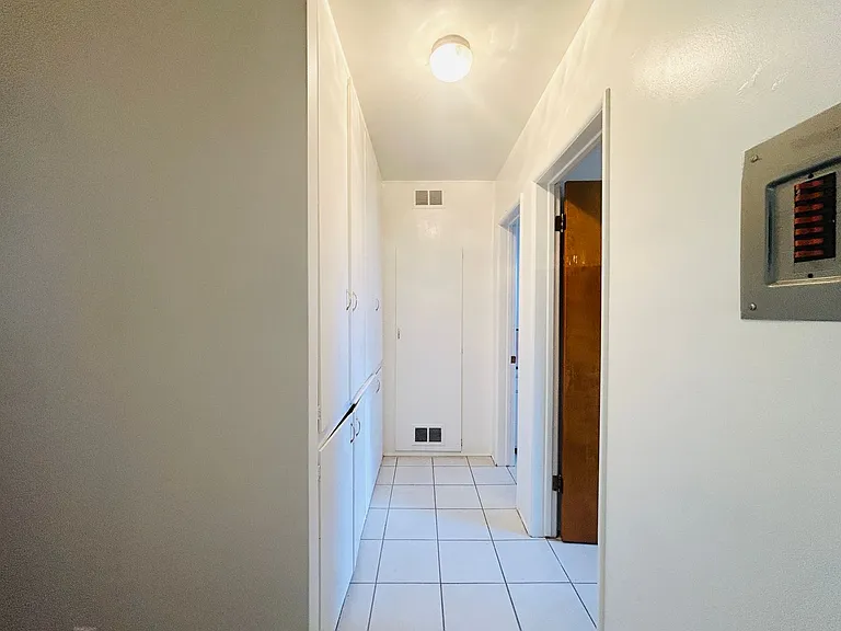 Wyandotte Apartments — Photo 9