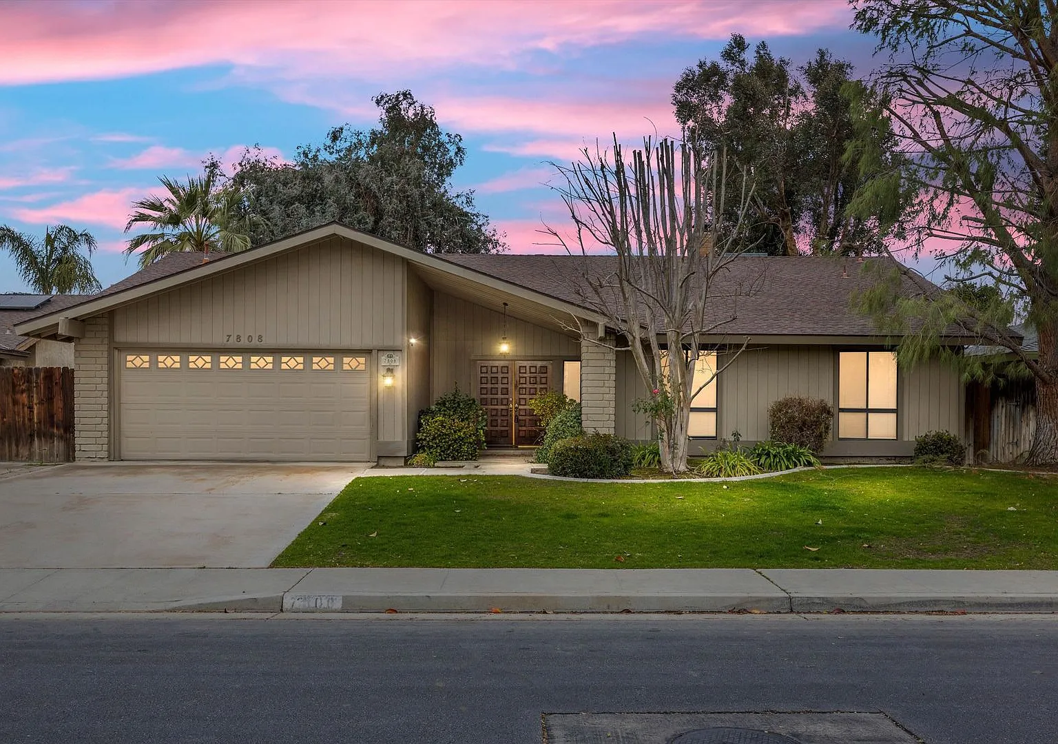 Beautiful Laurelglen Home with Lush Landscaping! — Photo 1