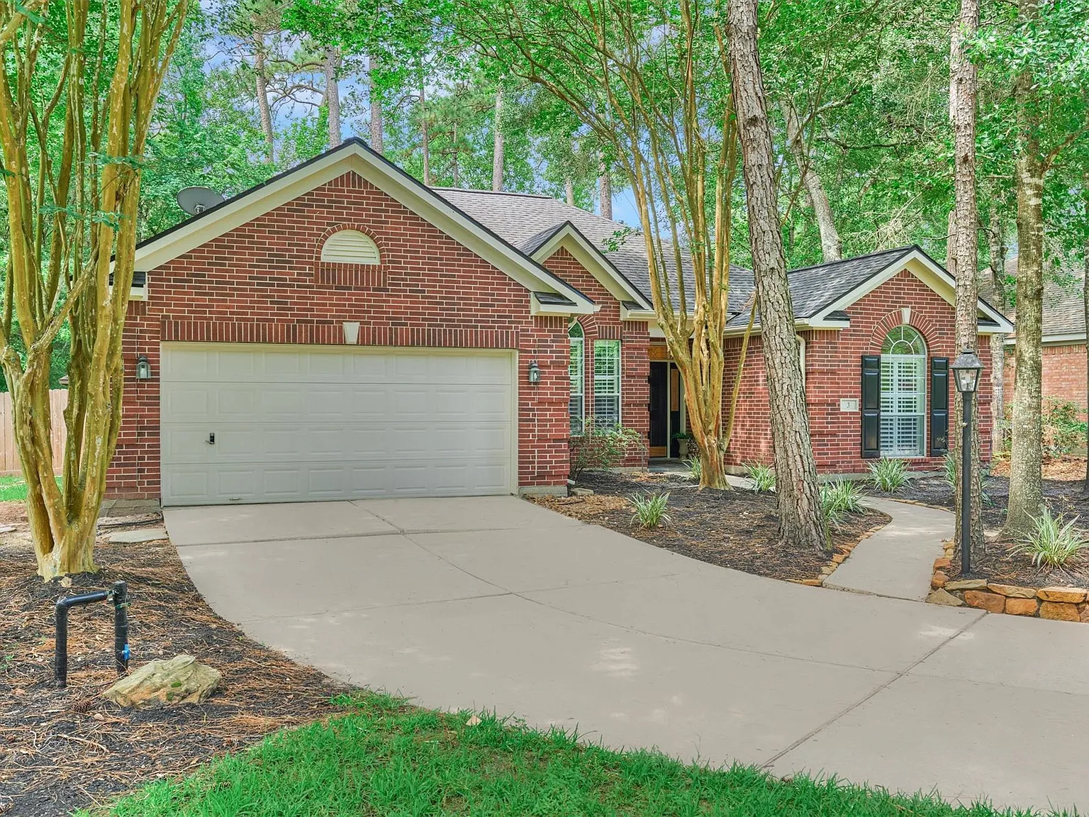 3 bed, 2.0 bath, 2052 sqft, $4,800 — Photo 2