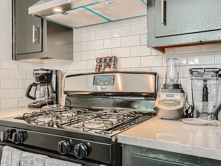 306 E Powell Ln — Photo 20