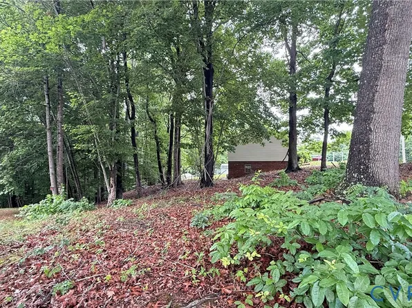 102 Dogwood Ct, Martinsville, VA 24112
