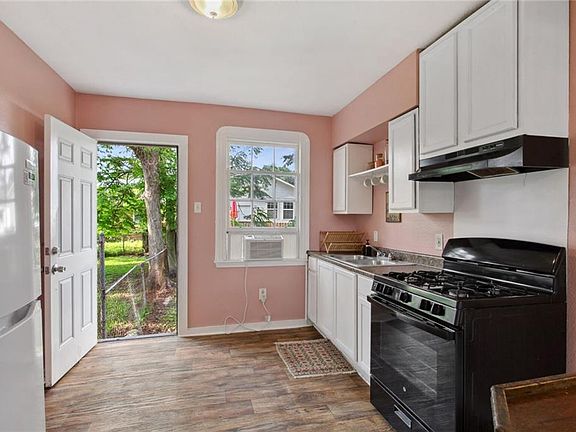 3rd image of 6112-14 Todd Pl