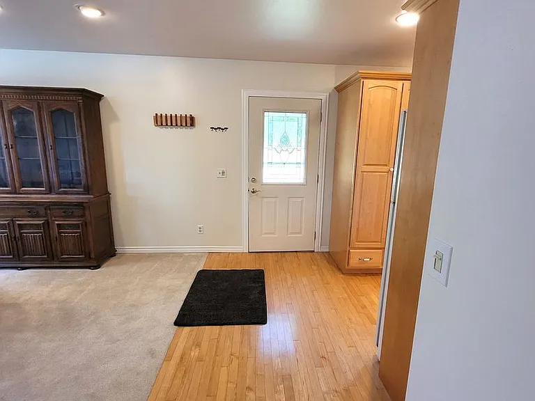 625 1/2 Marine Dr — Photo 4