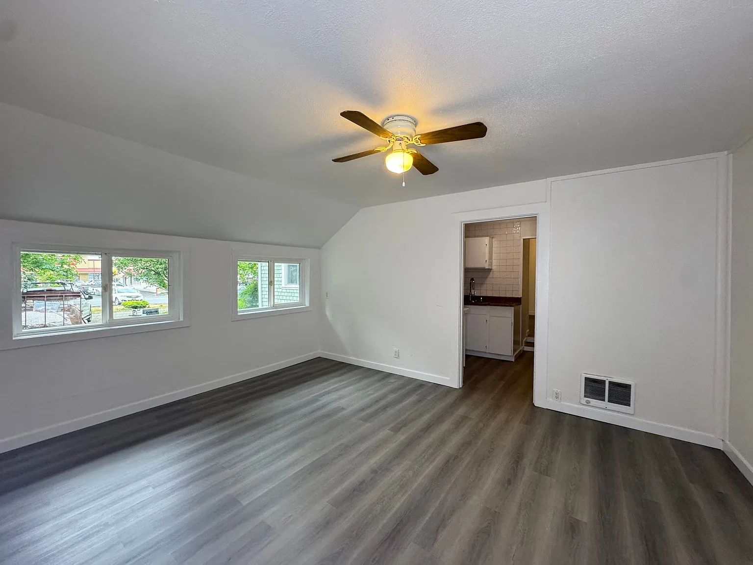 1 bed, 1.5 bath, 900 sqft, $997 — Photo 2