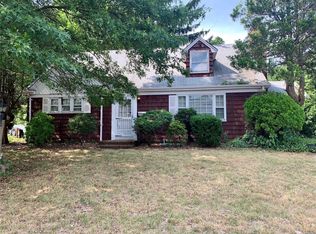 631 Jefferson St, Westbury, NY 11590
