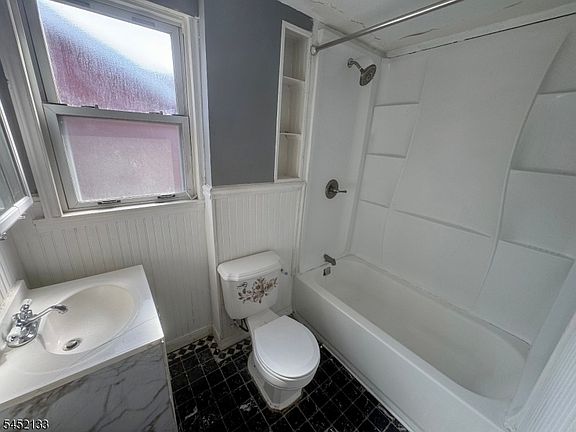 5th image of 1113 Woolley Ave