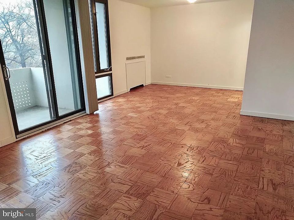 Spacious main living area with nine-foot-tall ceilings accommodates many different furniture arrangements.
