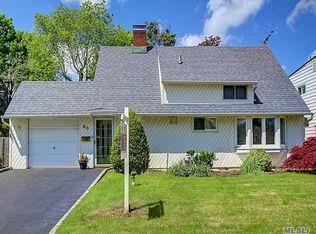 60 Bridle Ln, Hicksville, NY 11801