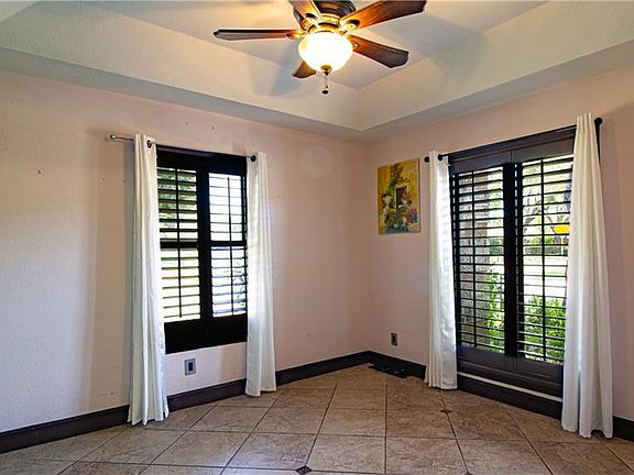 4th image of 100 Marigold Ave