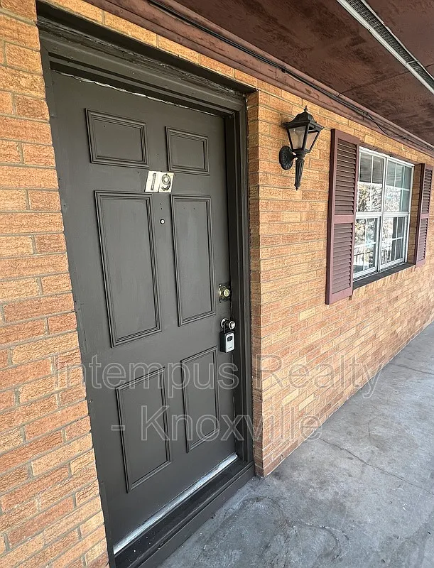 1 bed, 1.0 bath, 594 sqft, $975 — Photo 2