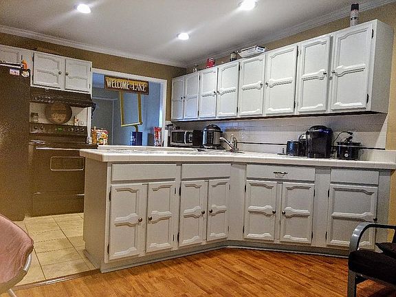 dining area of kitchen 