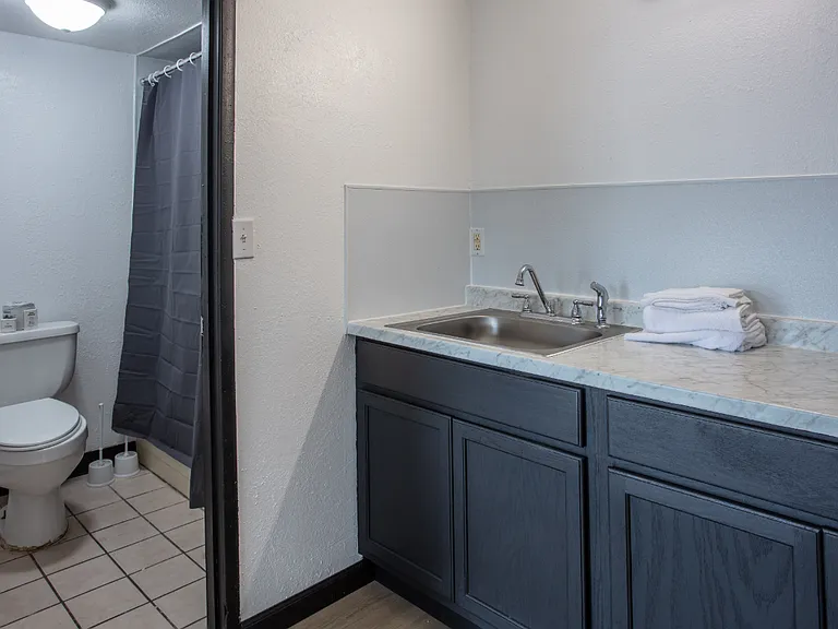 2555 N Glenstone Ave — Photo 9