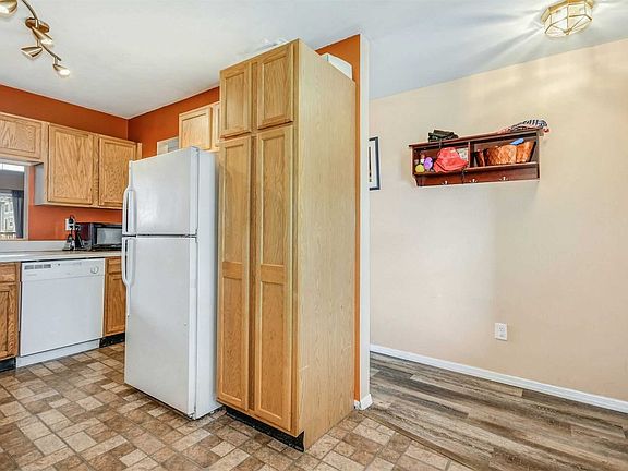 5th image of 102 Sprucewood Blvd