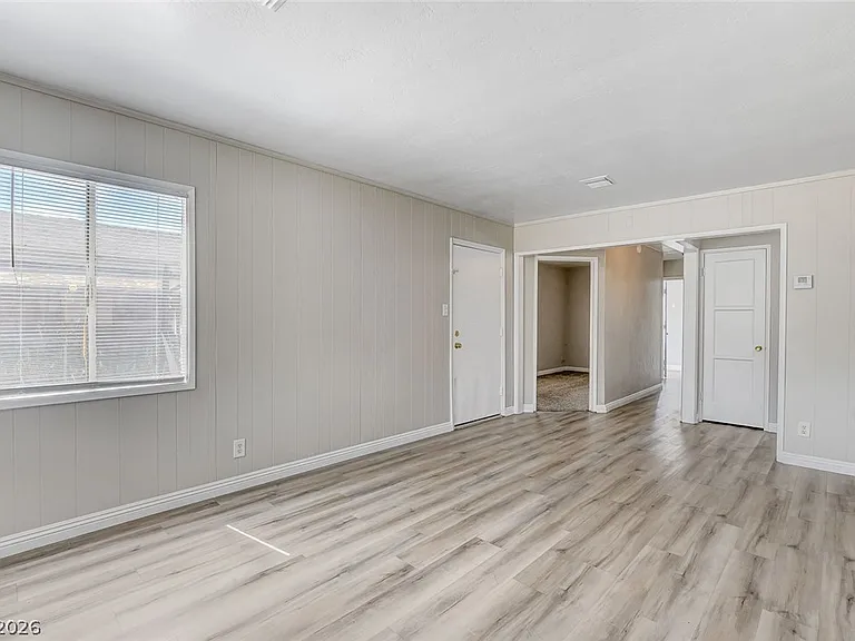 214 W Victory Rd — Photo 11