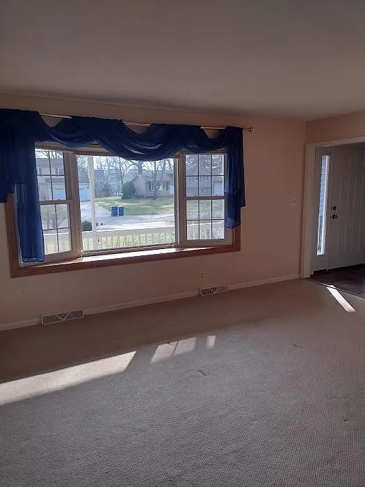 4 bed, 2.5 bath, 2400 sqft, $2,600 — Photo 4
