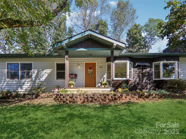 207 Pine Tree Ct, Candler, NC 28715