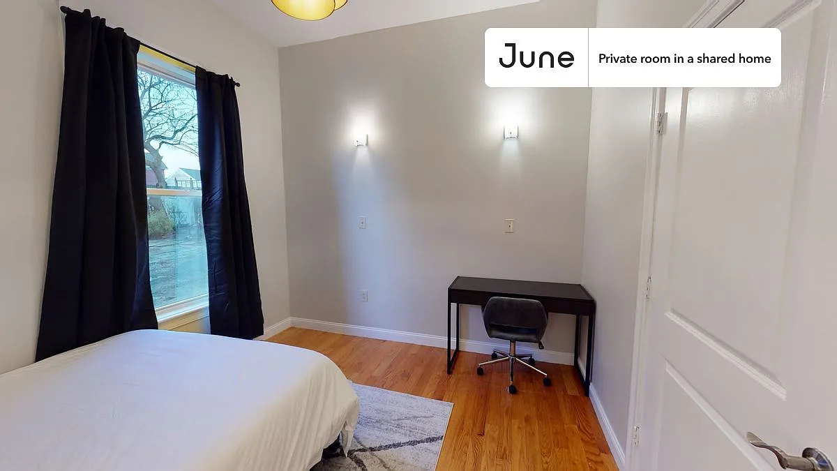 Queen bedroom in 5 bed/2.5 bath home in Roxbury #773 B — Photo 3