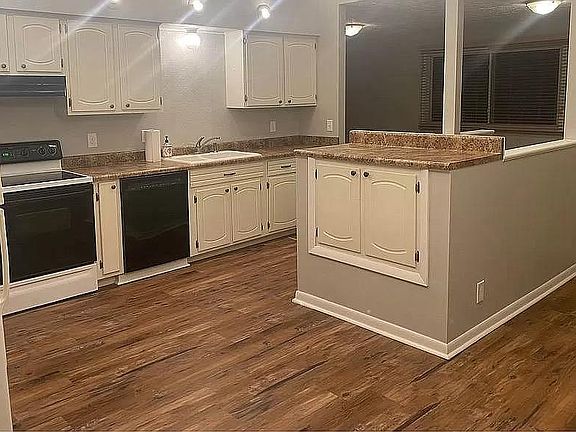 Large, eat-in kitchen
