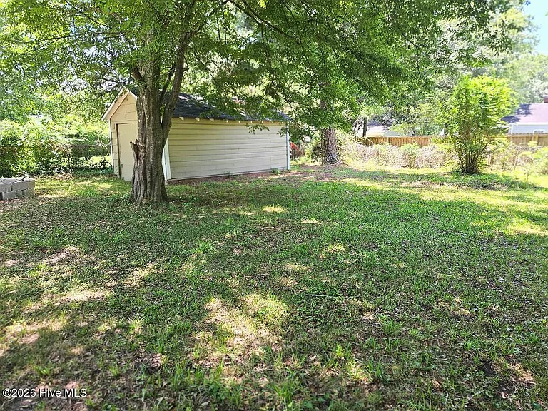 207 Sherwood Rd — Photo 23