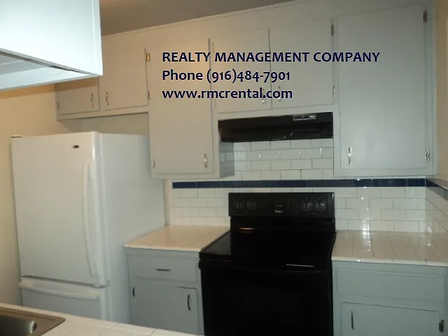 Sunny 2 Bed/1 Bath Condo for Rent — Photo 2