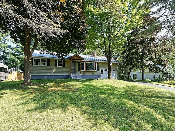 2nd image of 32 Dublin Dr