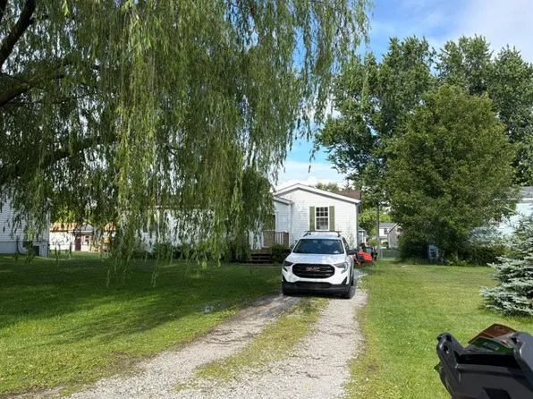 1584 Melody Ct, Saint Clair, MI 48079