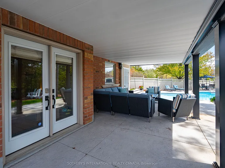2432 Upper Valley Cres — Photo 36