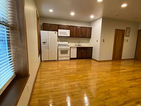 2nd image of 681 De Graw St #2