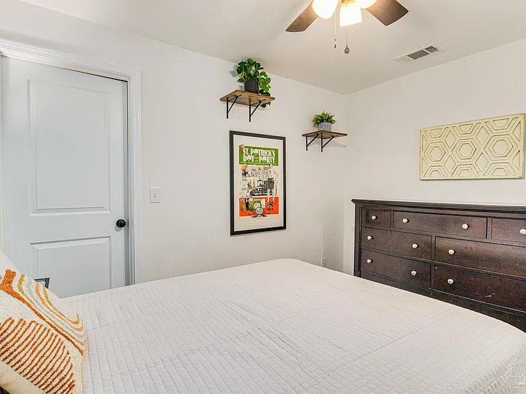 814 W Gonzalez St — Photo 15