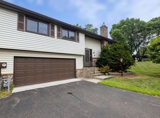 6570 Upper 35th St N, Oakdale, MN 55128