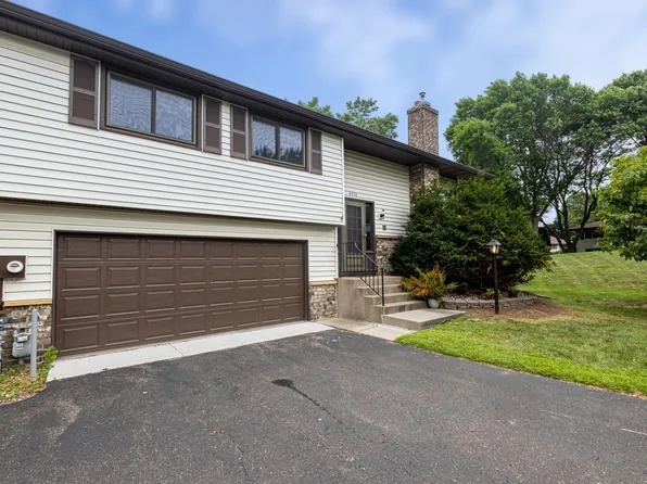 6570 Upper 35th St N, Oakdale, MN 55128