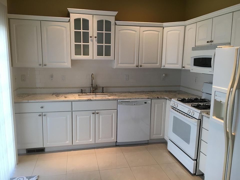 1st image of 141 Stratford Dr
