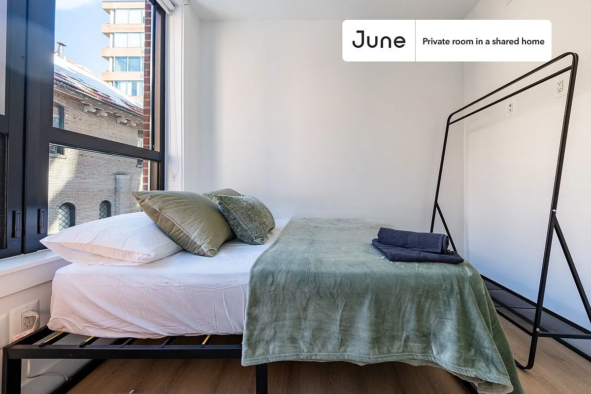 Queen bedroom in 4 bed/2 bath home in Dupont Circle #1908 A — Photo 3