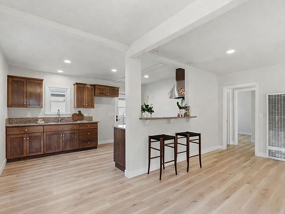 4th image of 1307 Chino St