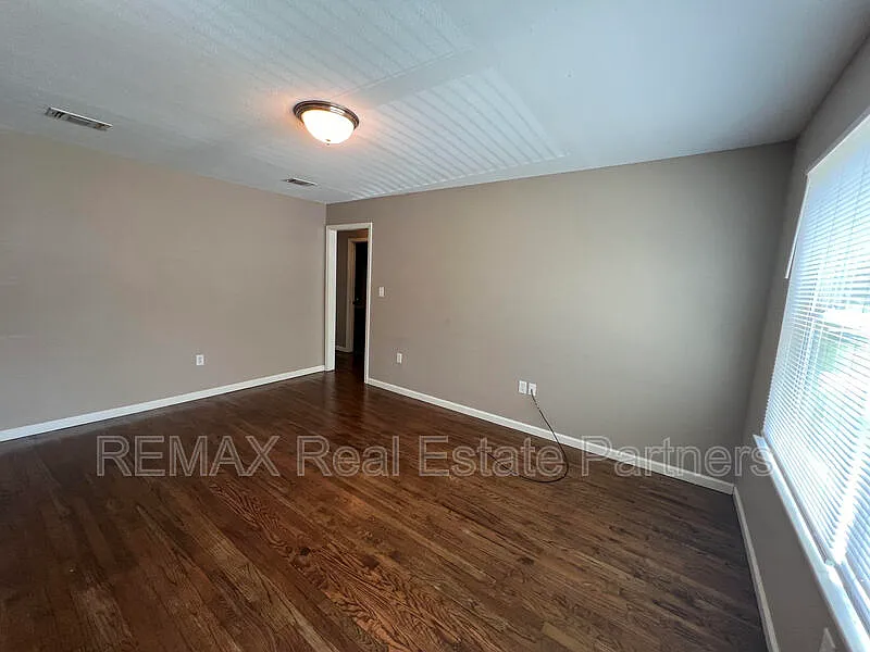 4 bed, 2.0 bath, 1306 sqft, $1,475 — Photo 3