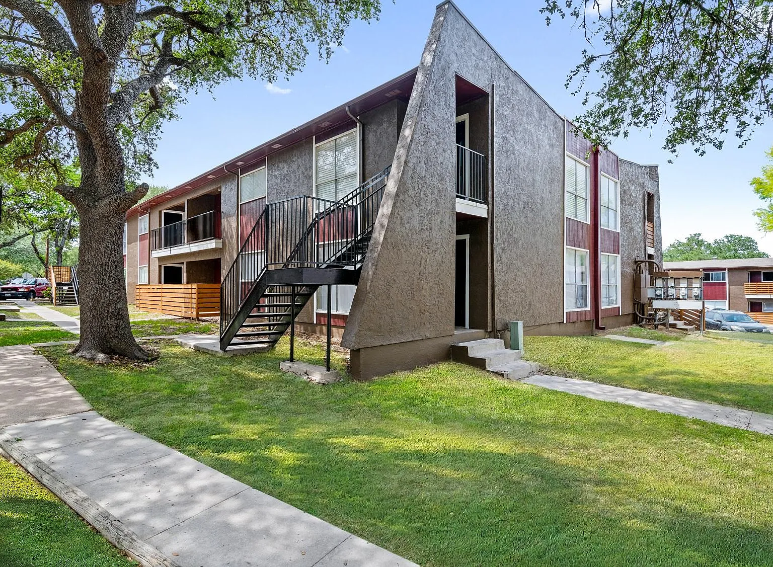 Green Oaks at Medical Apartments — Photo 2