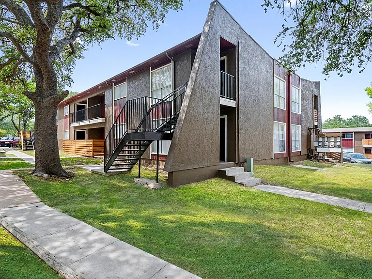 Green Oaks at Medical Apartments — Photo 2