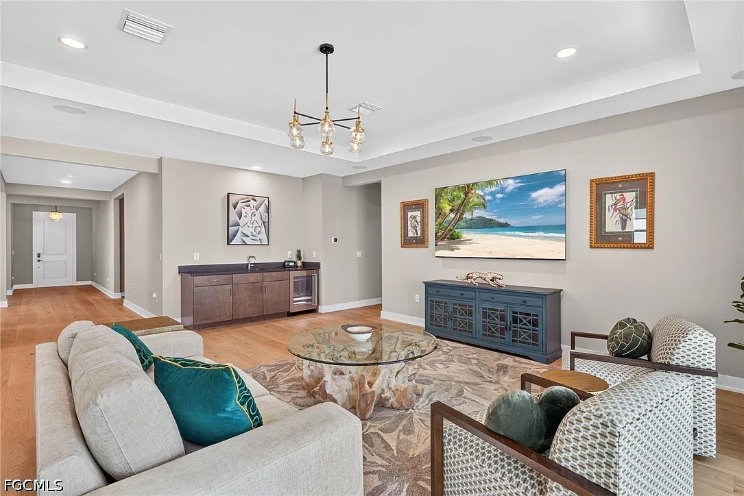 2 bed, 2.5 bath, 2424 sqft, $10,000 — Photo 2