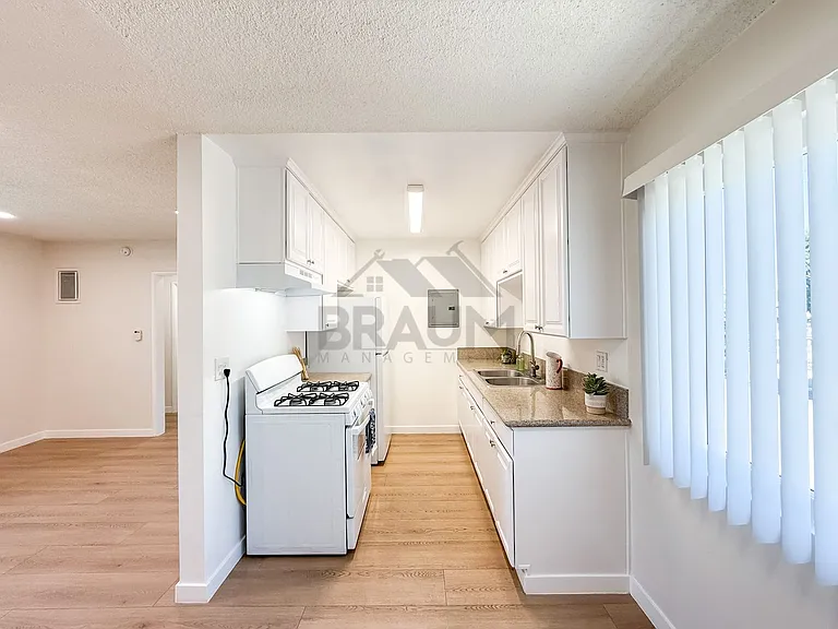 6336 TUJUNGA AVE. — Photo 7
