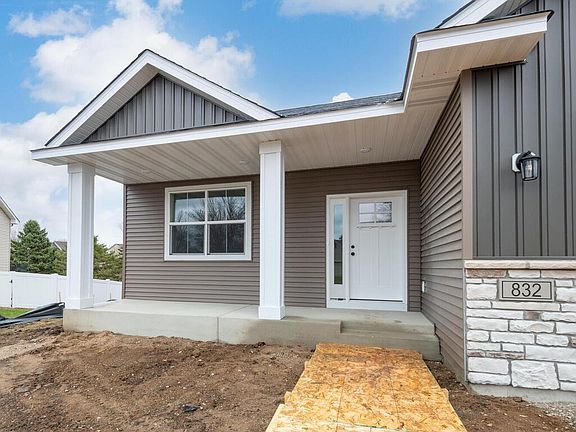 4th image of 832 Forest Edge Dr