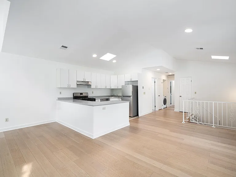 79 Sherman Pl #2 — Photo 5