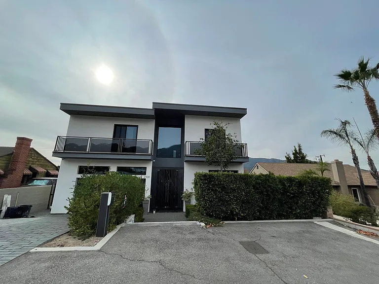 2928 Franklin St — Photo 2