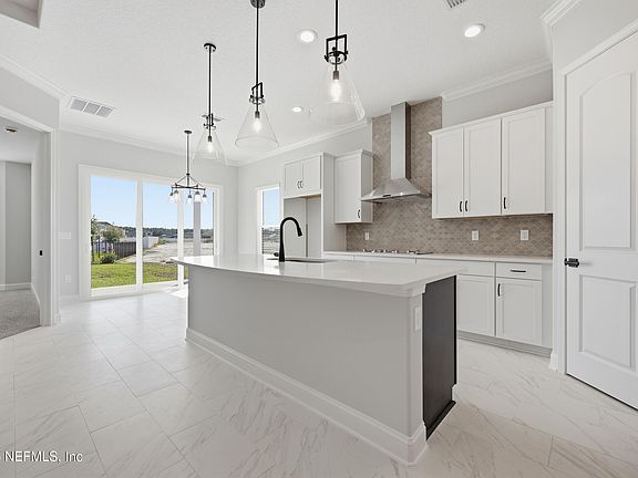 5th image of 810 OAKLAWN Court