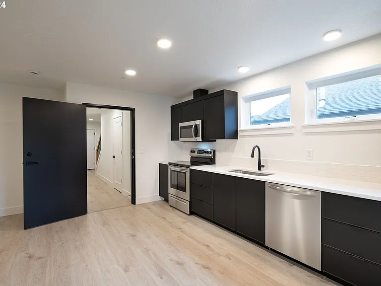 617 SW Lobelia St — Photo 25