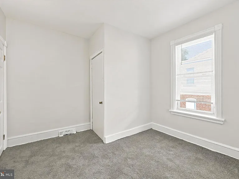 529 N Clayton St — Photo 11